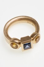 Au_R478-Ring,-Gold-750_000-mit-Saphir-0,64-ct-und-zwei-gelben-Saphiren-1,21-ct
